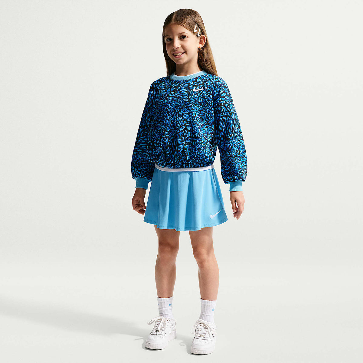 Conjunto de sudadera de cuello redondo estampada y falda para niñas talla pequeña Nike – Azul fútbol – vista 1