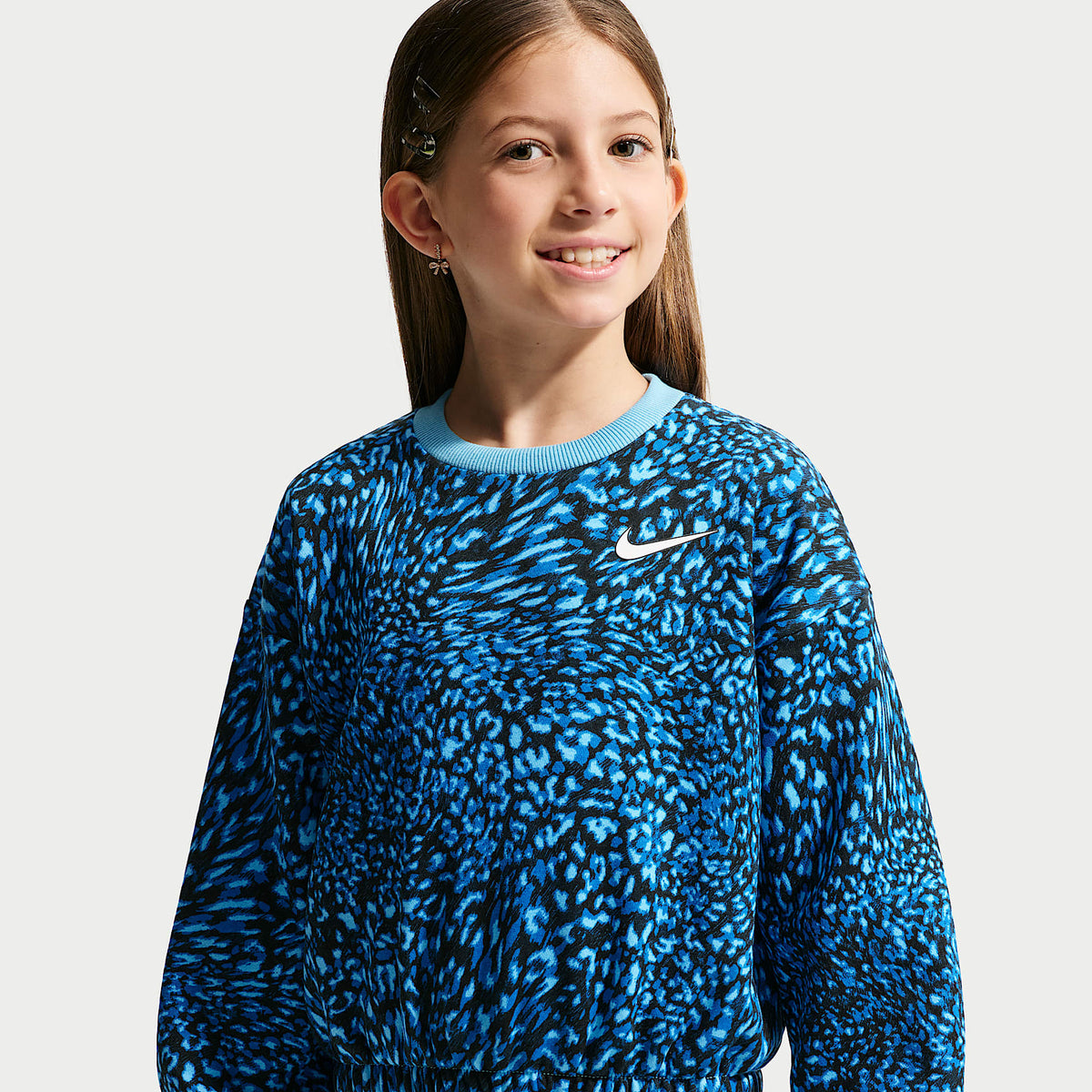 Conjunto de sudadera de cuello redondo estampada y falda para niñas talla pequeña Nike – Azul fútbol – vista 2