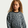 Conjunto de sudadera de cuello redondo estampada y falda para niñas talla pequeña Nike – Negro – vista 2