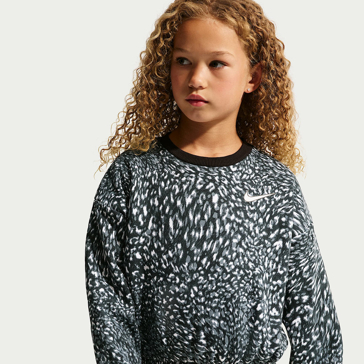 Conjunto de sudadera de cuello redondo estampada y falda para niñas talla pequeña Nike – Negro – vista 2