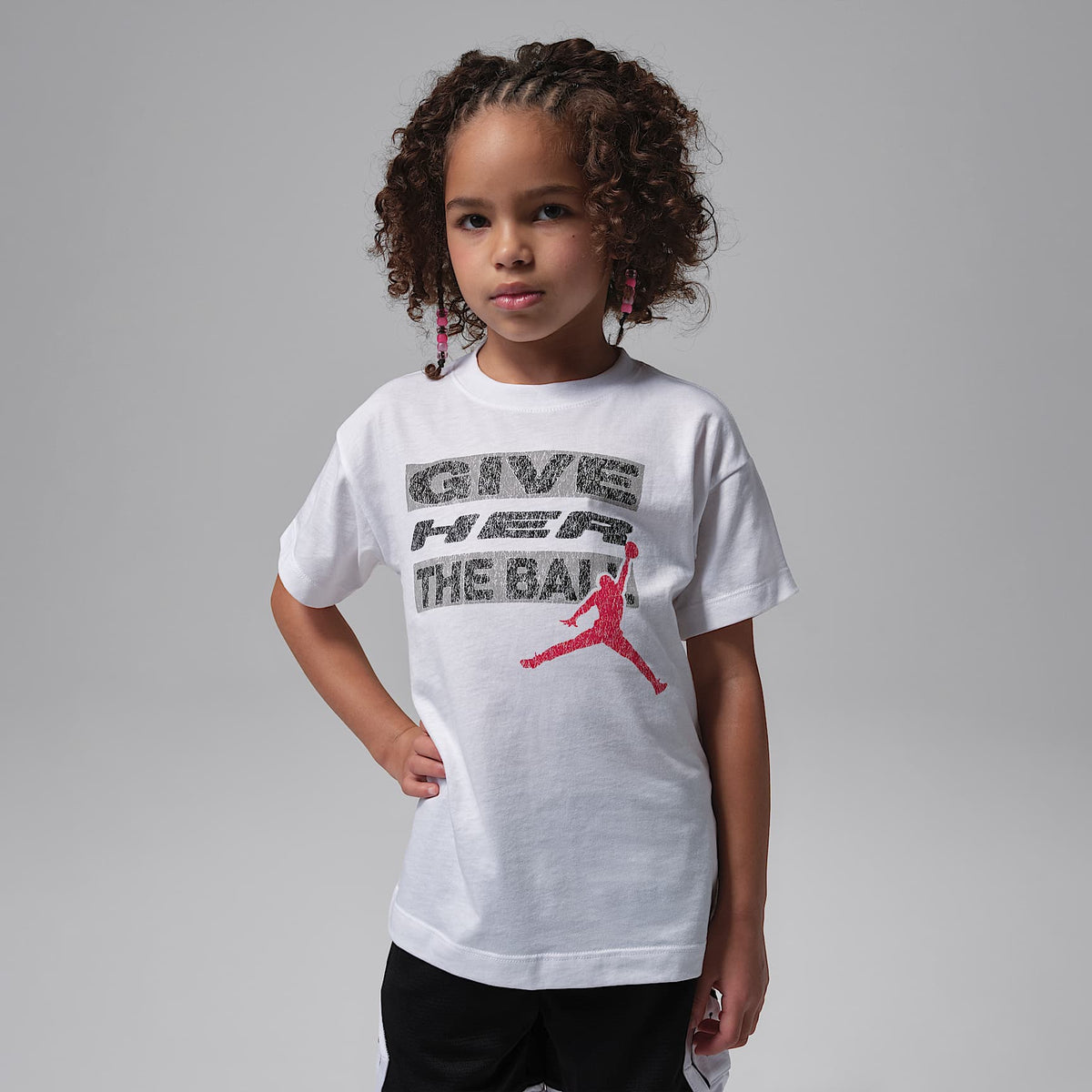 Playera "Give Her the Ball" para niños talla pequeña Jordan – Blanco – vista 1