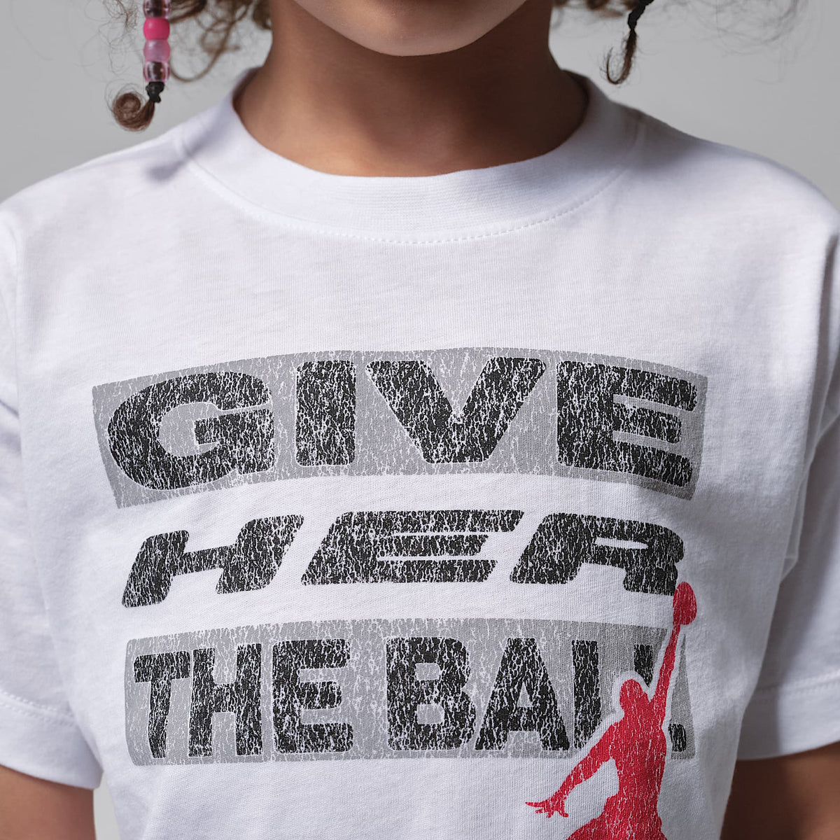 Playera "Give Her the Ball" para niños talla pequeña Jordan – Blanco – vista 4