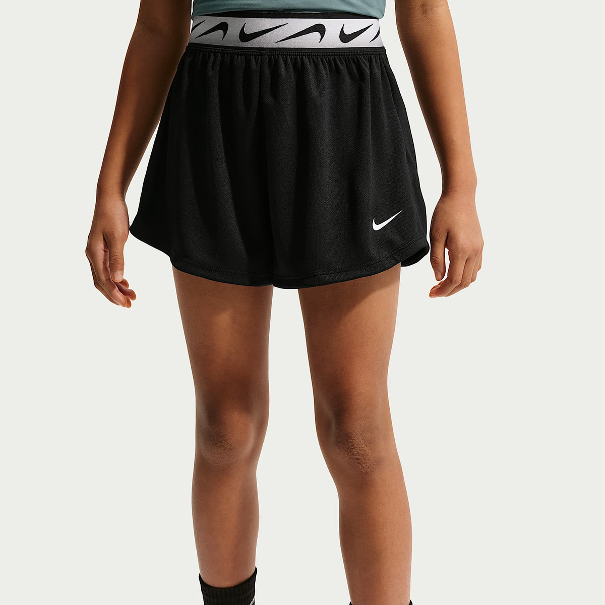 Shorts de correr Nike Dash Dri-FIT para niña talla grande – Negro/Gris humo claro/Blanco – vista 2