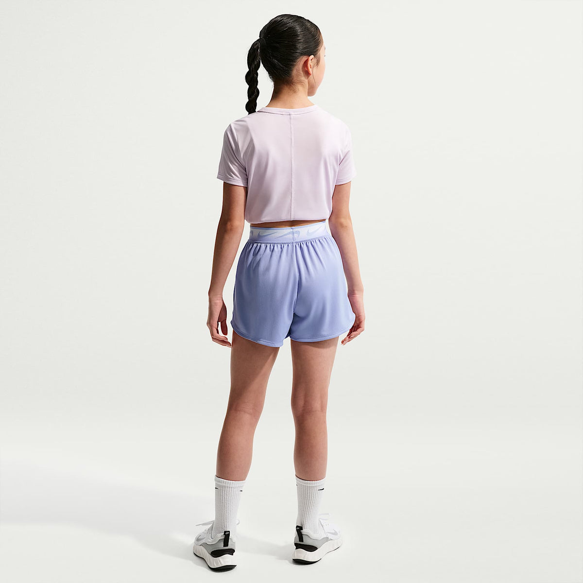 Shorts de correr Nike Dash Dri-FIT para niña talla grande – Cardo claro/Cardo claro/Blanco – vista 5
