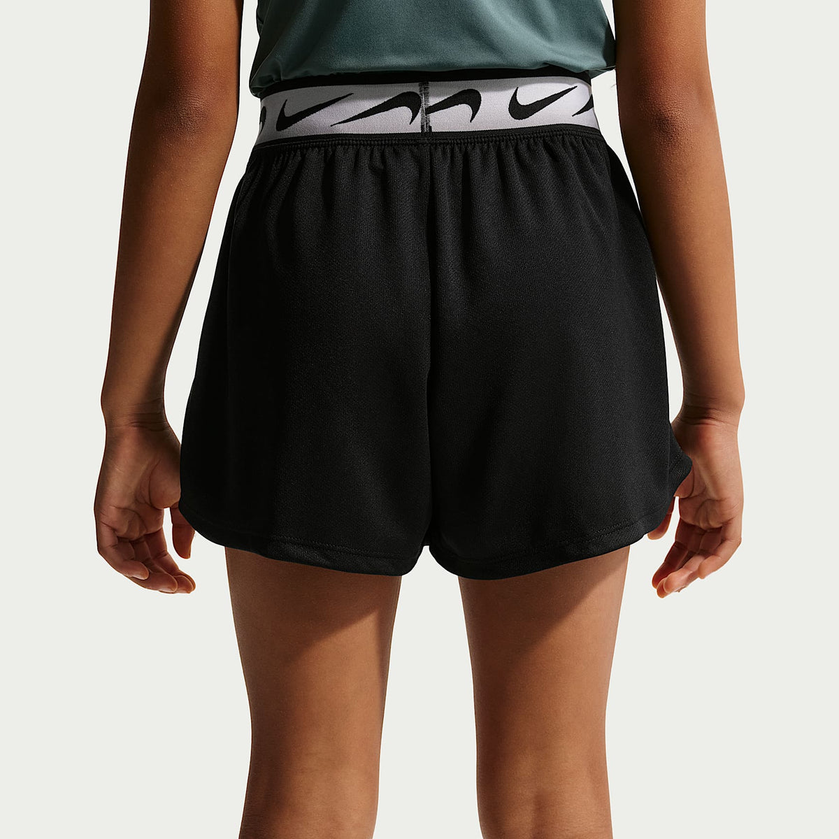 Shorts de correr Nike Dash Dri-FIT para niña talla grande – Negro/Gris humo claro/Blanco – vista 3