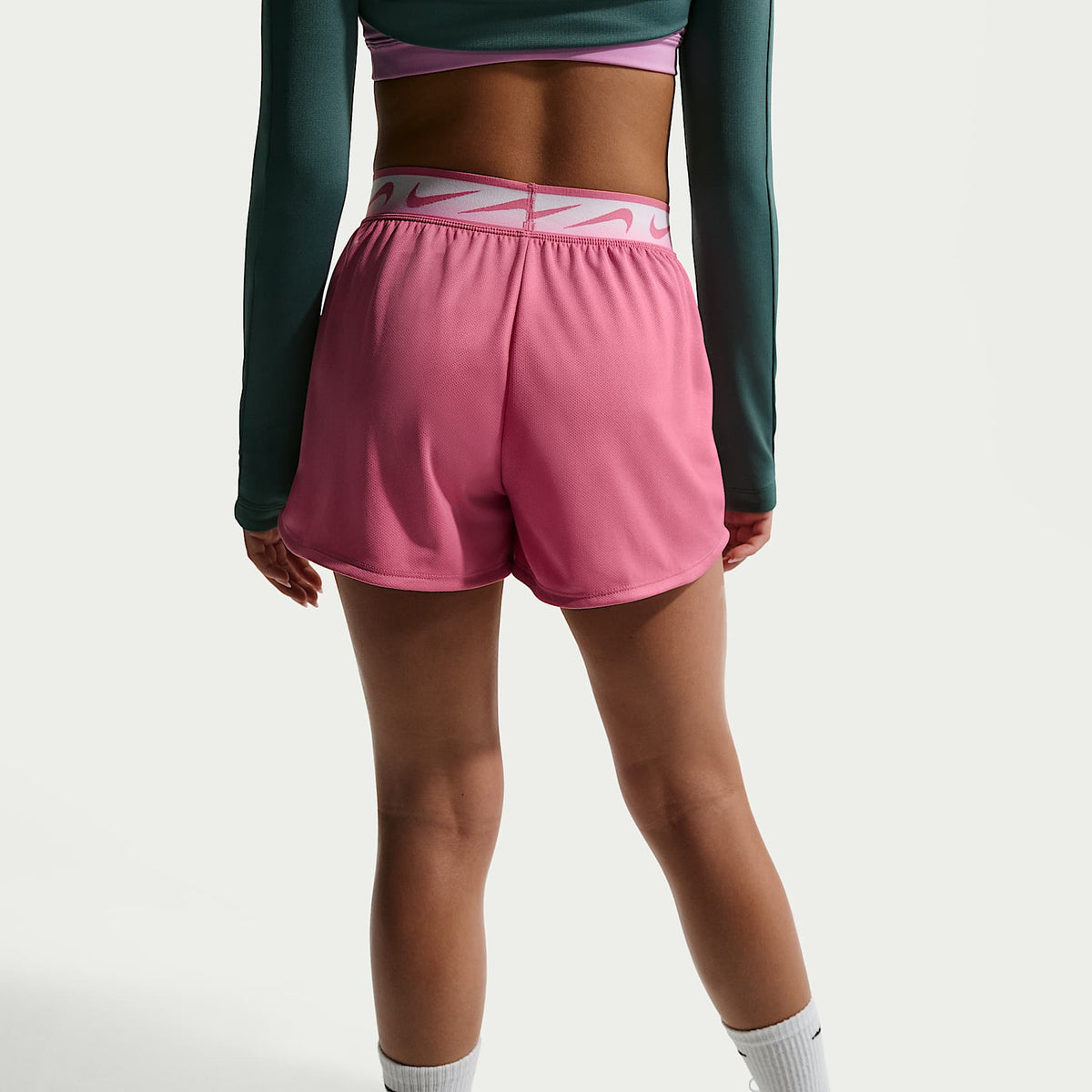 Shorts de correr Nike Dash Dri-FIT para niña talla grande – Peonía/Rosa suave medio/Blanco – vista 3