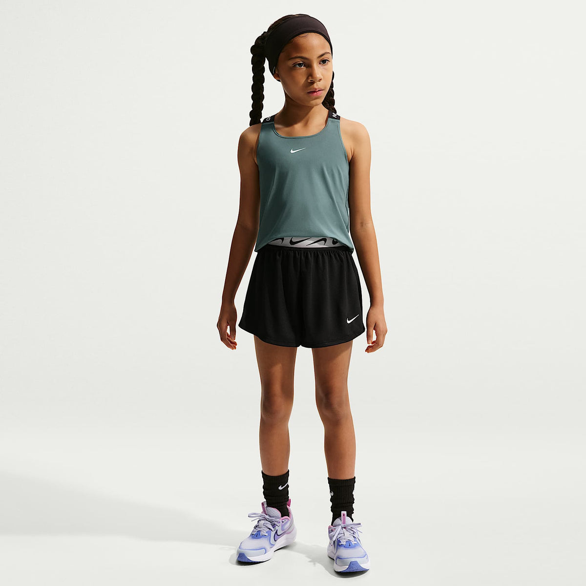 Shorts de correr Nike Dash Dri-FIT para niña talla grande – Negro/Gris humo claro/Blanco – vista 1