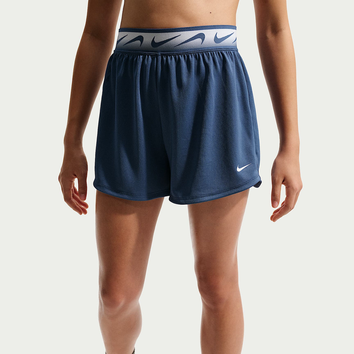 Shorts de correr Nike Dash Dri-FIT para niña talla grande – Azul marino místico/Pizarra cenizo/Blanco – vista 2