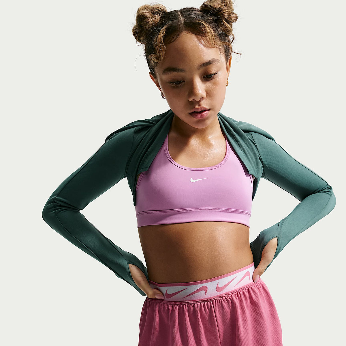 Shorts de correr Nike Dash Dri-FIT para niña talla grande – Peonía/Rosa suave medio/Blanco – vista 4