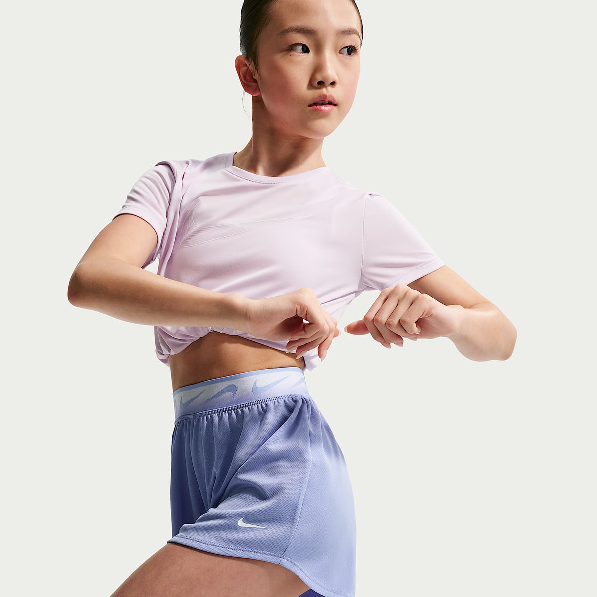 Shorts de correr Nike Dash Dri-FIT para niña talla grande – Cardo claro/Cardo claro/Blanco – vista 4