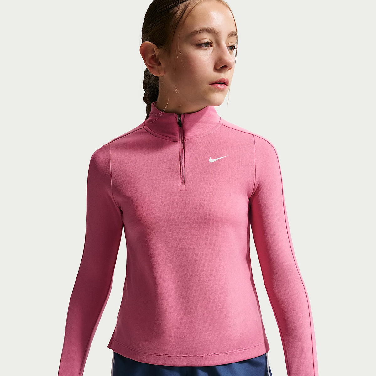 Playera de manga larga Dri-FIT con cierre de 1/4 para niña Nike – Peonía/Blanco – vista 1
