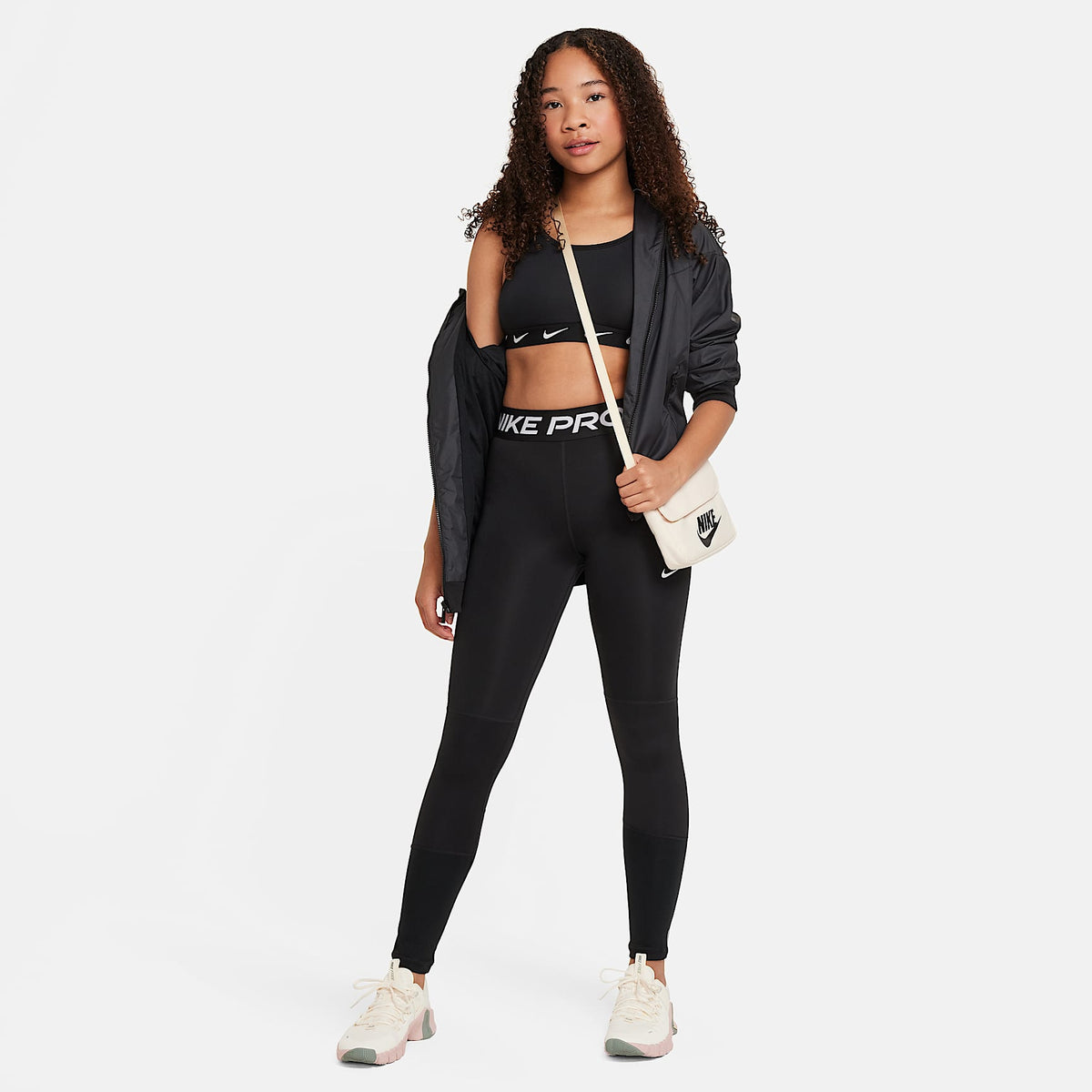 Bra deportivo para niña Nike One – Negro/Blanco – vista 5