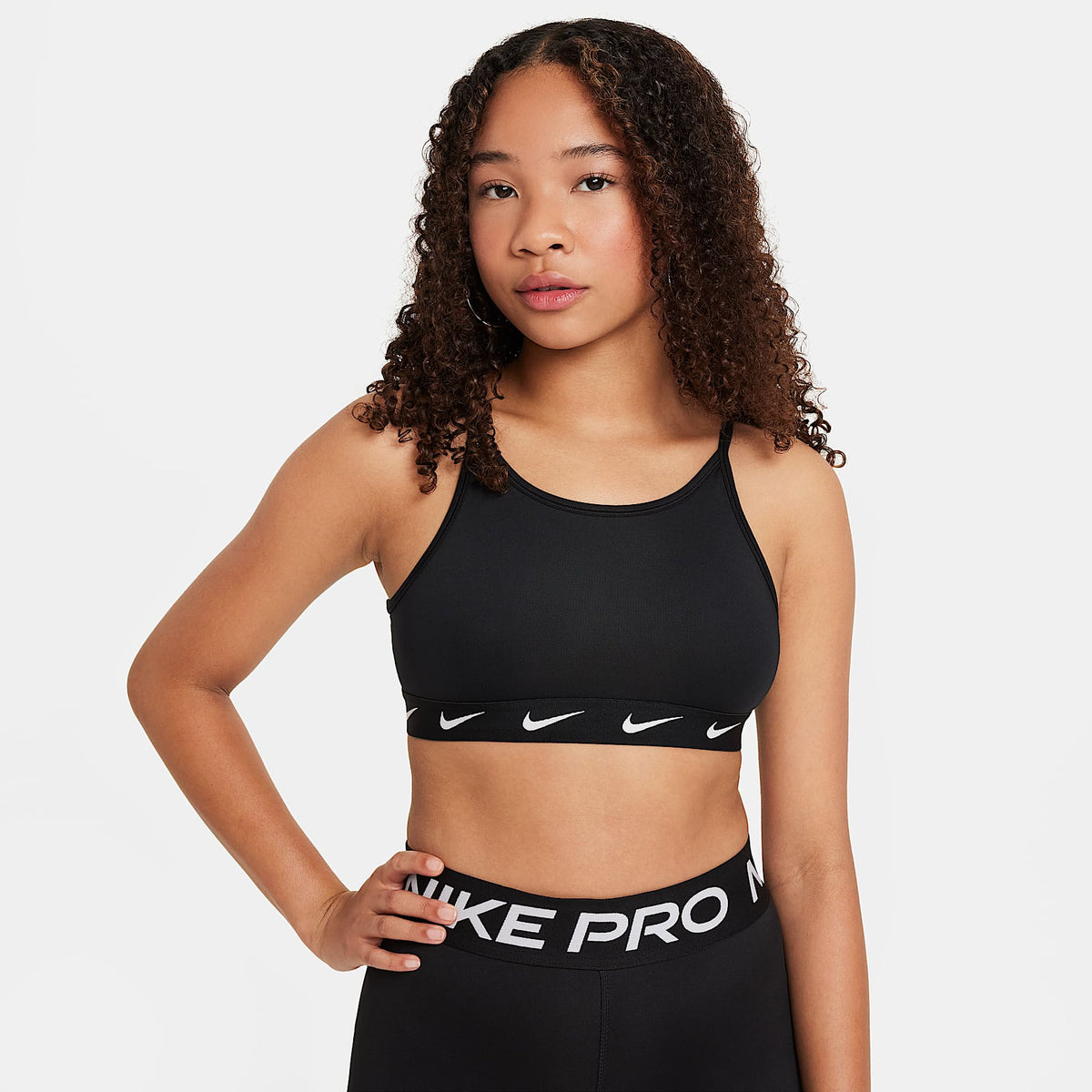 Bra deportivo para niña Nike One – Negro/Blanco – vista 1