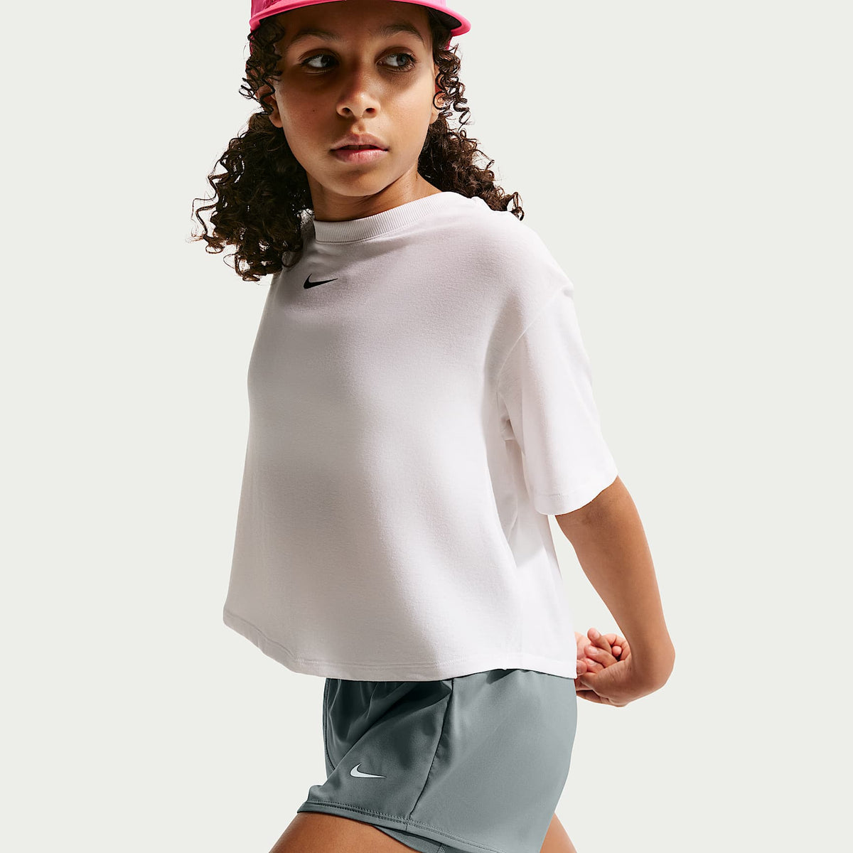 Shorts Dri-FIT de 8 cm 2 en 1 para niña Nike One – Gris humo/Blanco – vista 4