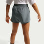 Shorts Dri-FIT de 8 cm 2 en 1 para niña Nike One – Gris humo/Blanco – vista 3