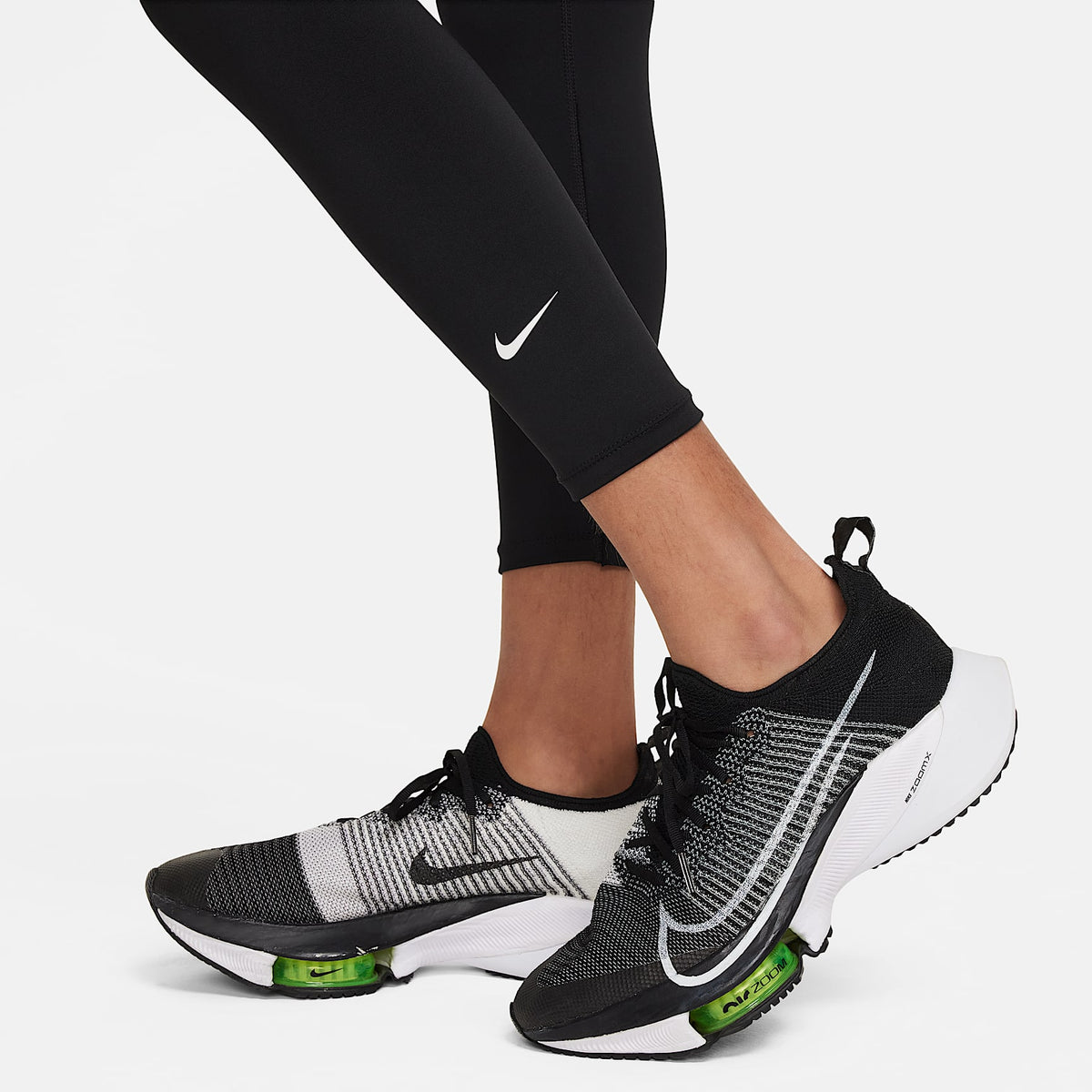 Leggings para niña talla grande Nike Dri-FIT One – Negro/Blanco – vista 4