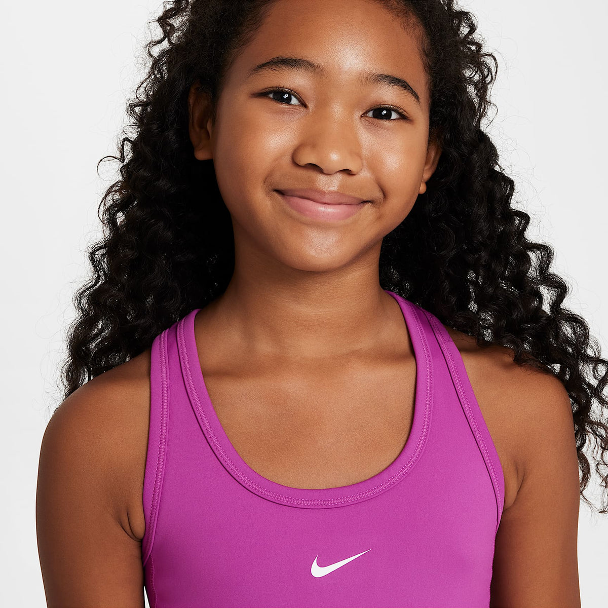 Camiseta de tirantes Dri-FIT para niña talla grande Nike One Fitted – Fucsia cálido/Blanco – vista 3