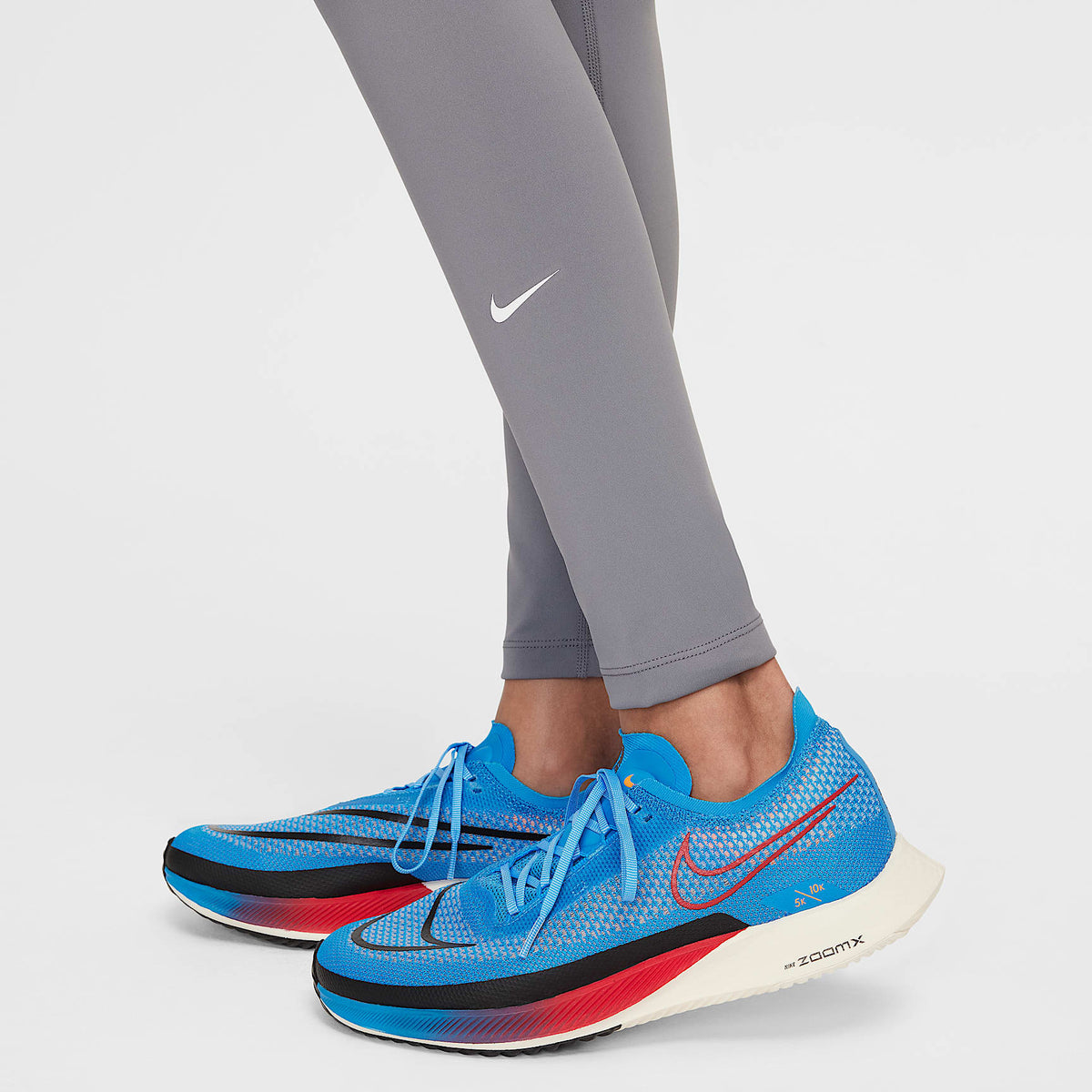 Leggings Dri-FIT de tiro alto para niña talla grande Nike One – Gris humo/Blanco – vista 4