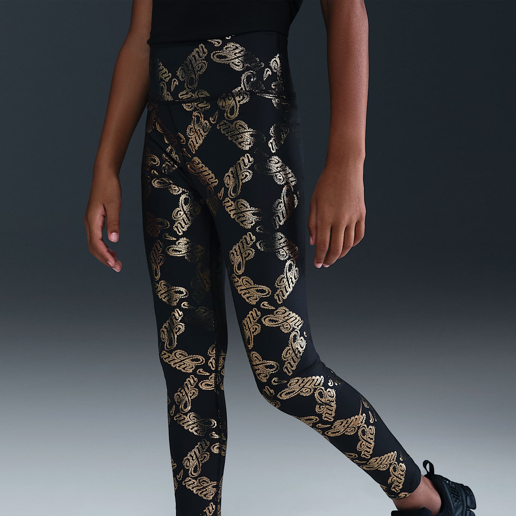 Leggings estampados para niña talla grande Nike One Dri-FIT – Negro/Oro metalizado – vista 2