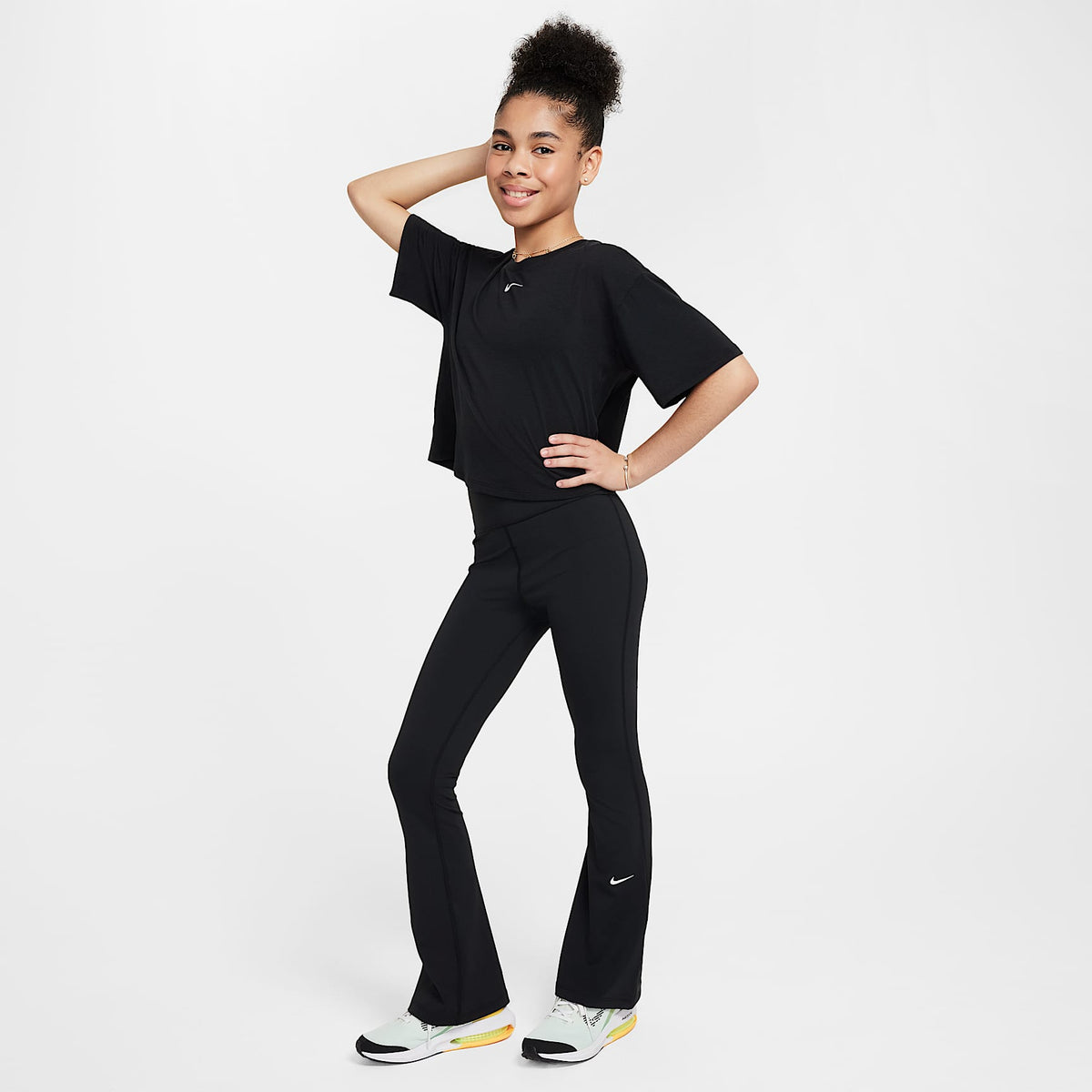 Leggings Dri-FIT acampanados para niña Nike One – Negro/Blanco – vista 4