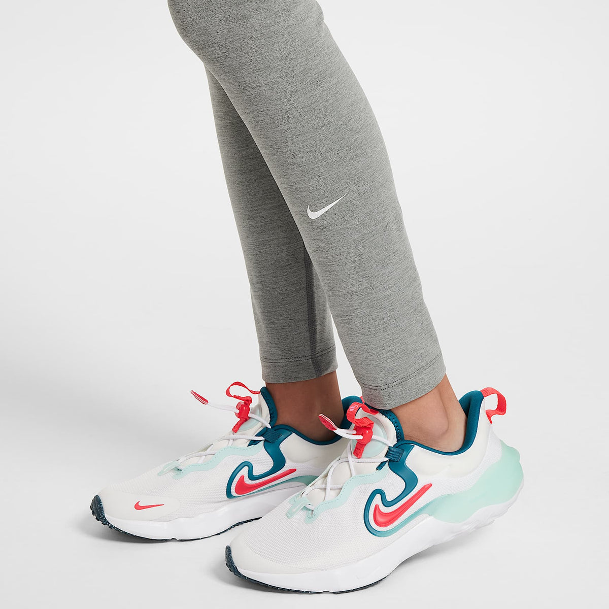 Leggings Dri-FIT de tiro alto para niña talla grande Nike One – Gris humo/Gris humo claro/Jaspeado/Blanco – vista 3