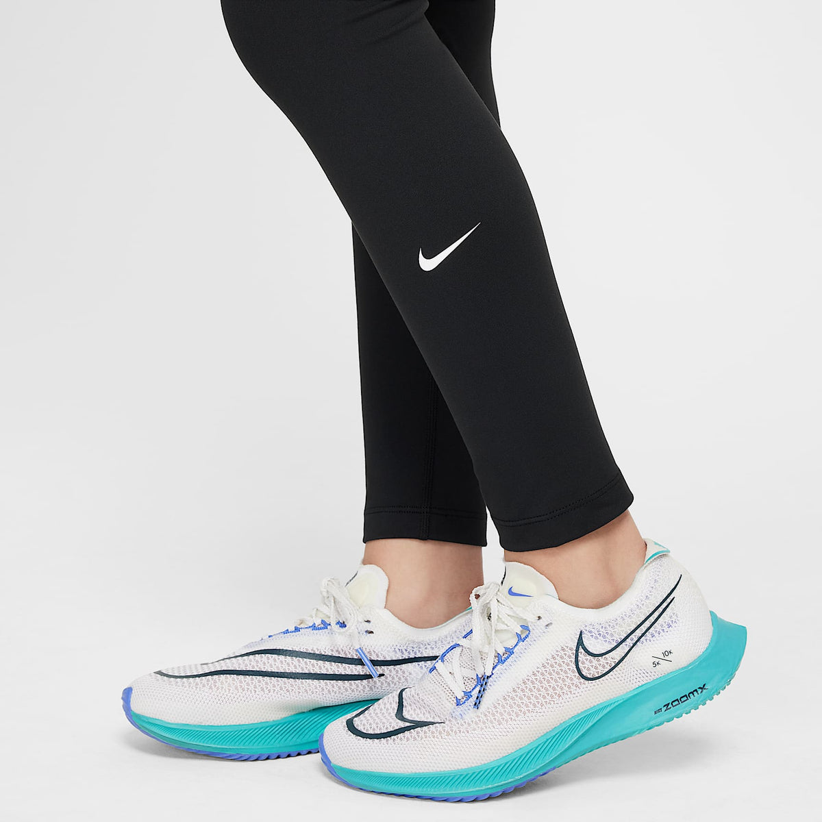 Leggings Dri-FIT de tiro alto para niña talla grande Nike One – Negro/Blanco – vista 3