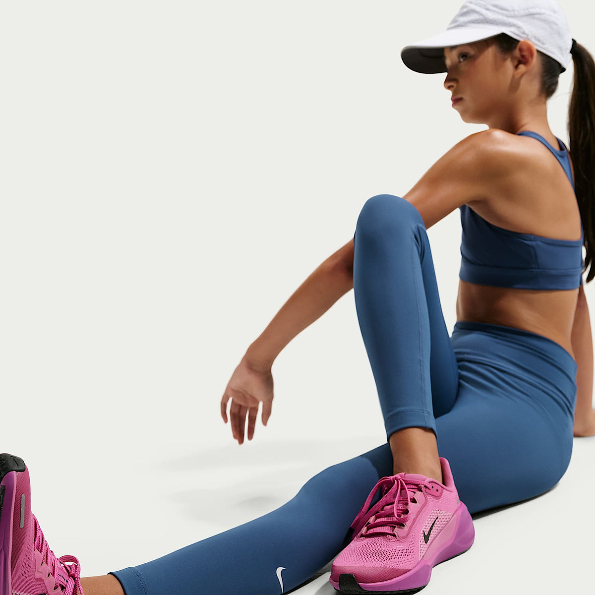 Leggings Dri-FIT de tiro alto para niña talla grande Nike One – Azul marino místico/Blanco – vista 4