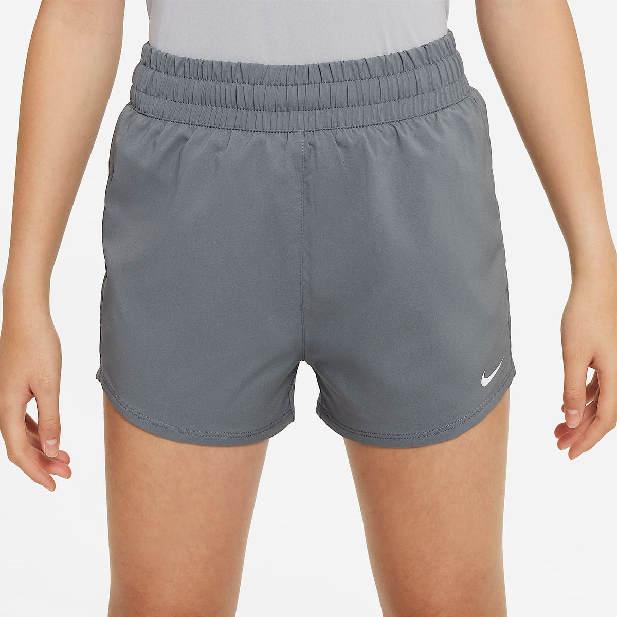 Shorts de entrenamiento de tejido Woven Dri-FIT de tiro alto para niña talla grande Nike One – Gris humo/Blanco – vista 2