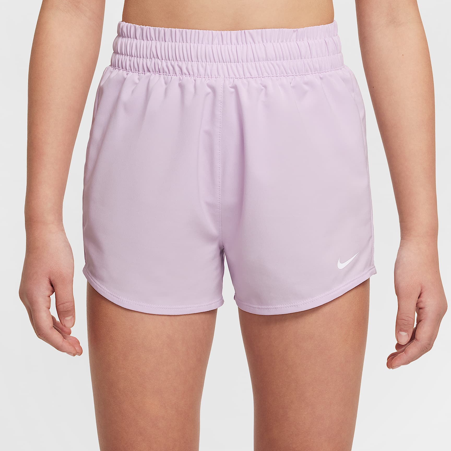 Shorts de entrenamiento de tejido Woven Dri-FIT de tiro alto para niña talla grande Nike One – Muñeca/Blanco – vista 2