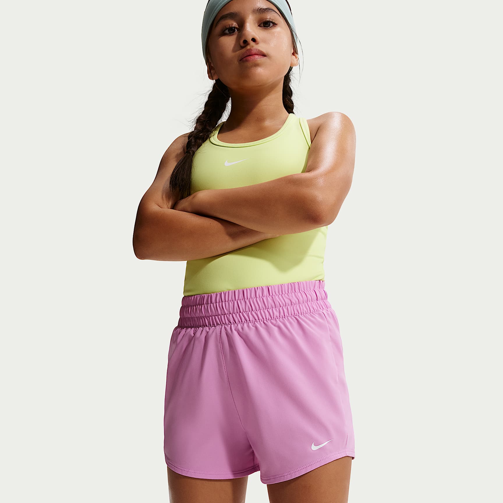 Shorts de entrenamiento de tejido Woven Dri-FIT de tiro alto para niña talla grande Nike One – Magenta claro/Blanco – vista 2