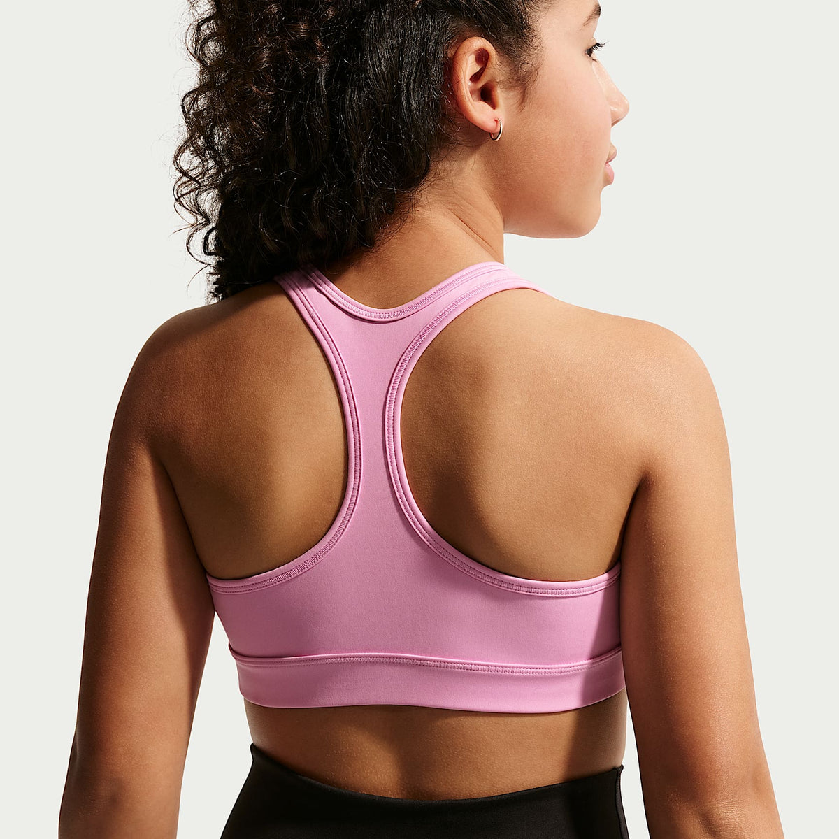 Bra deportivo para niña Nike Swoosh – Rosa amanecer/Blanco – vista 2