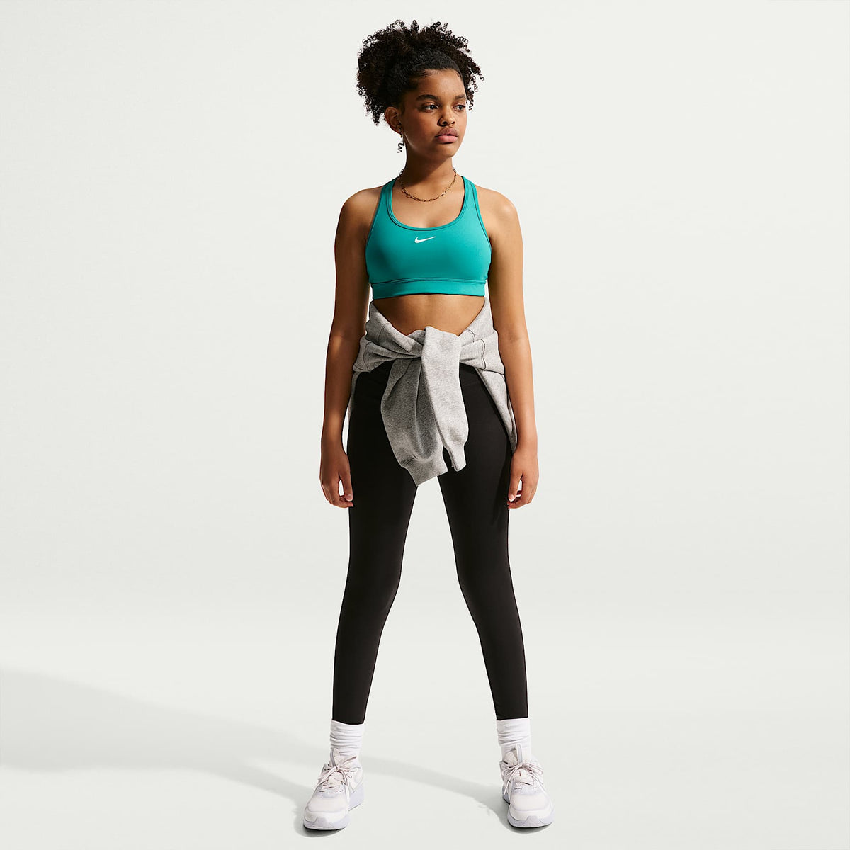 Bra deportivo para niña Nike Swoosh – Energía/Blanco – vista 4