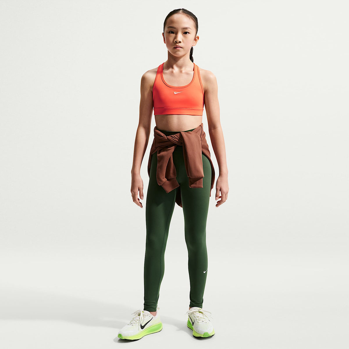 Bra deportivo para niña Nike Swoosh – Naranja césped/Blanco – vista 4