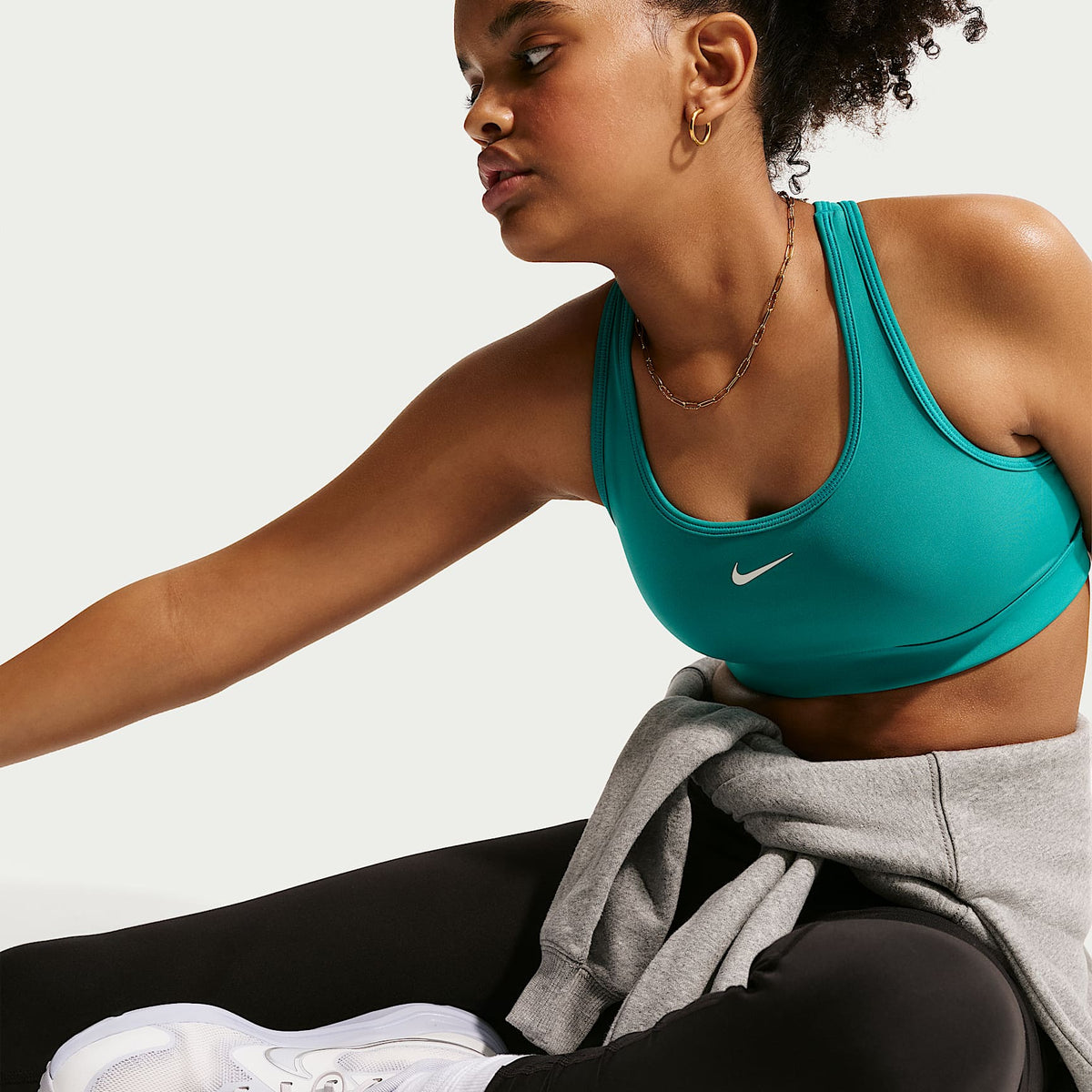 Bra deportivo para niña Nike Swoosh – Energía/Blanco – vista 3