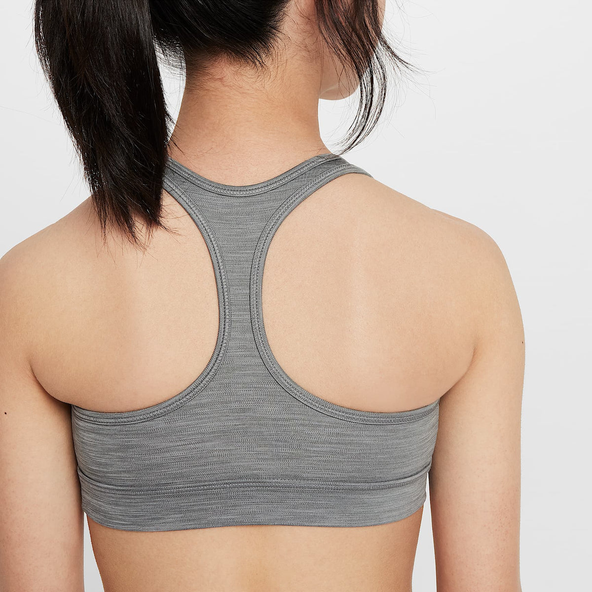 Bra deportivo para niña Nike Swoosh – Carbono jaspeado/Puro/Blanco – vista 4