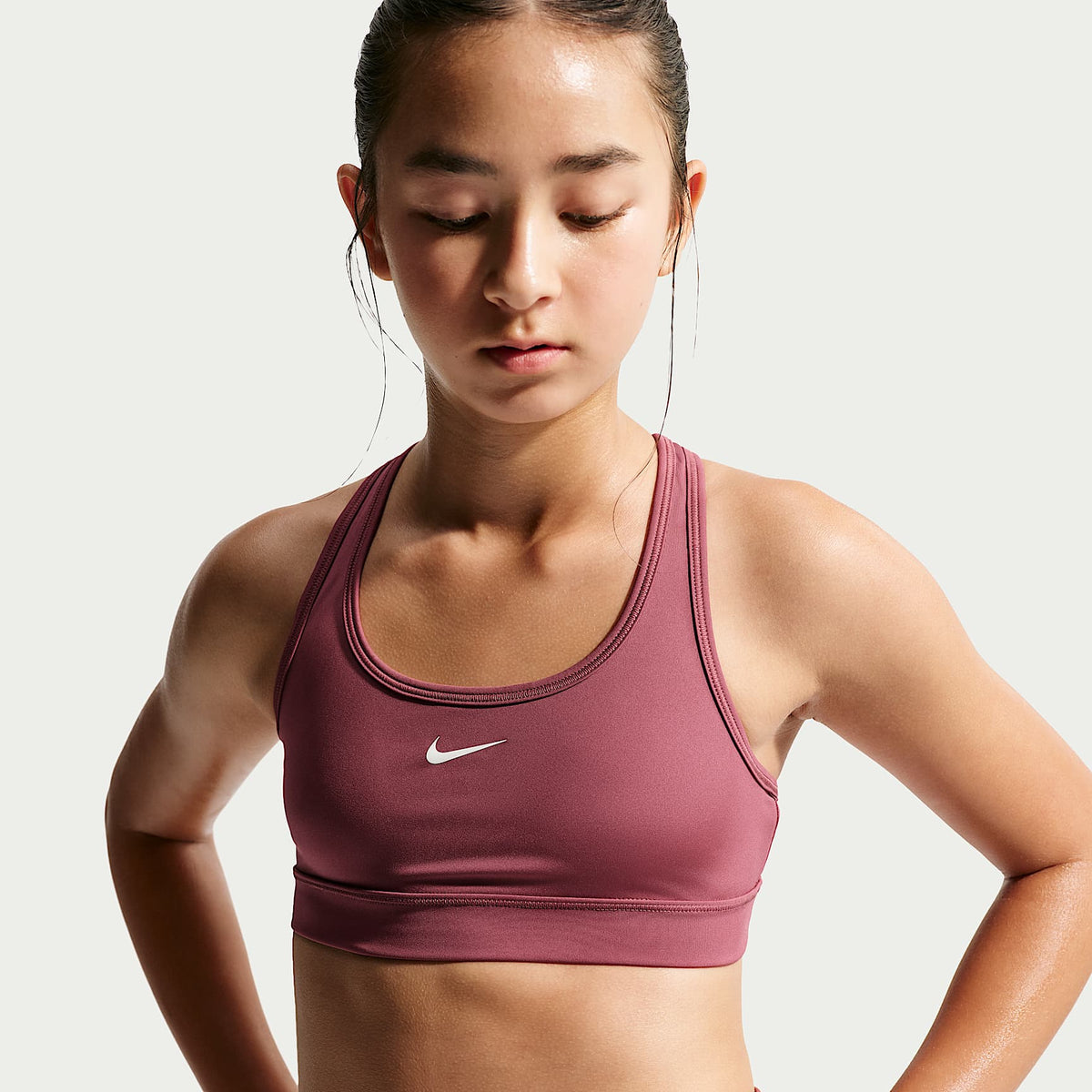 Bra deportivo para niña Nike Swoosh – Rosa humo – vista 1