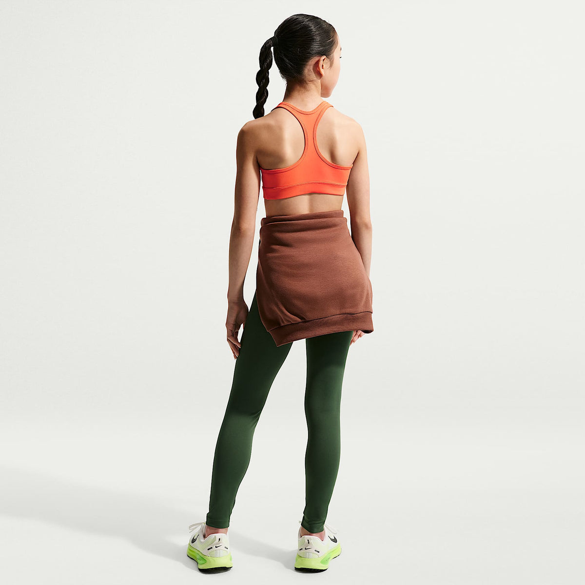 Bra deportivo para niña Nike Swoosh – Naranja césped/Blanco – vista 5