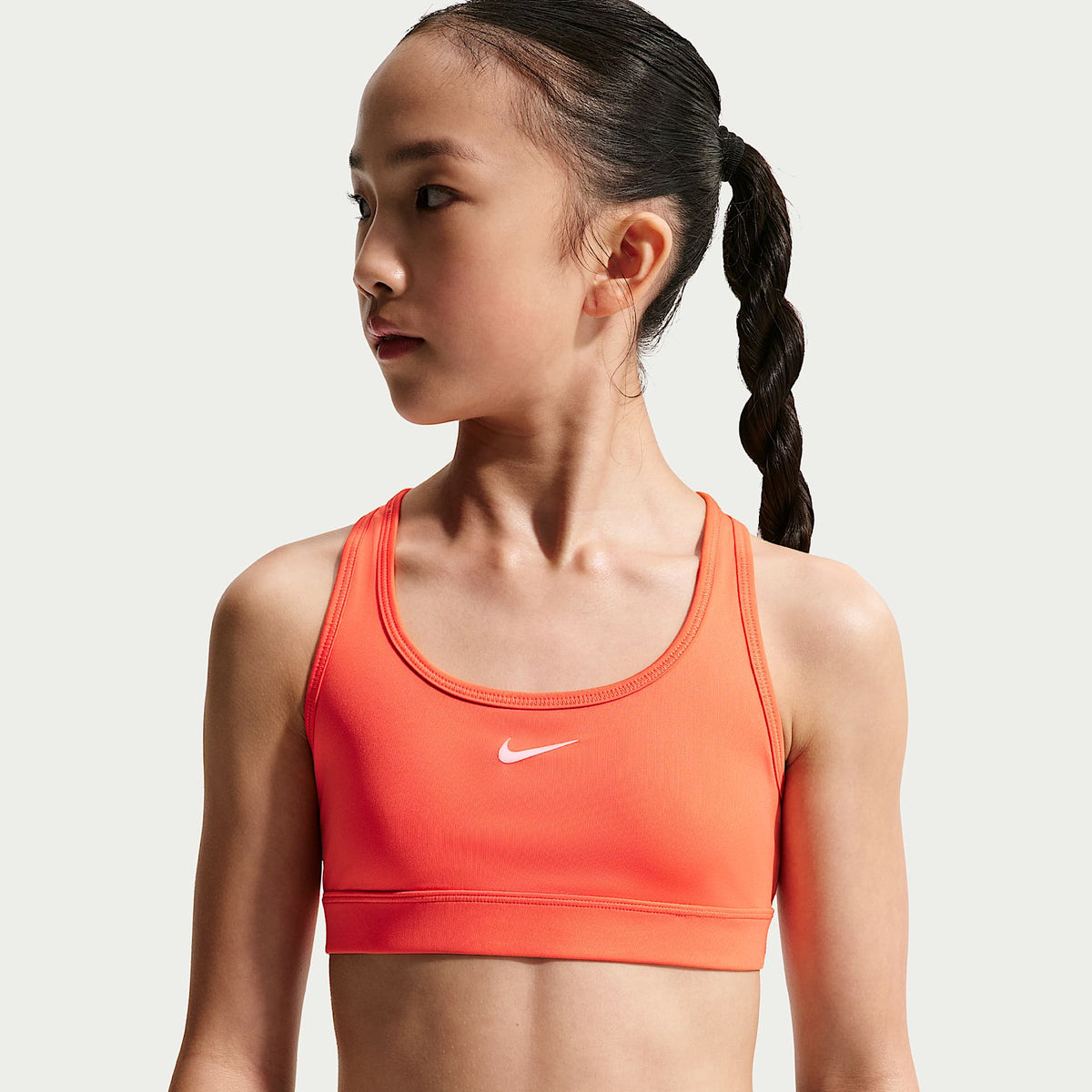 Bra deportivo para niña Nike Swoosh – Naranja césped/Blanco – vista 1
