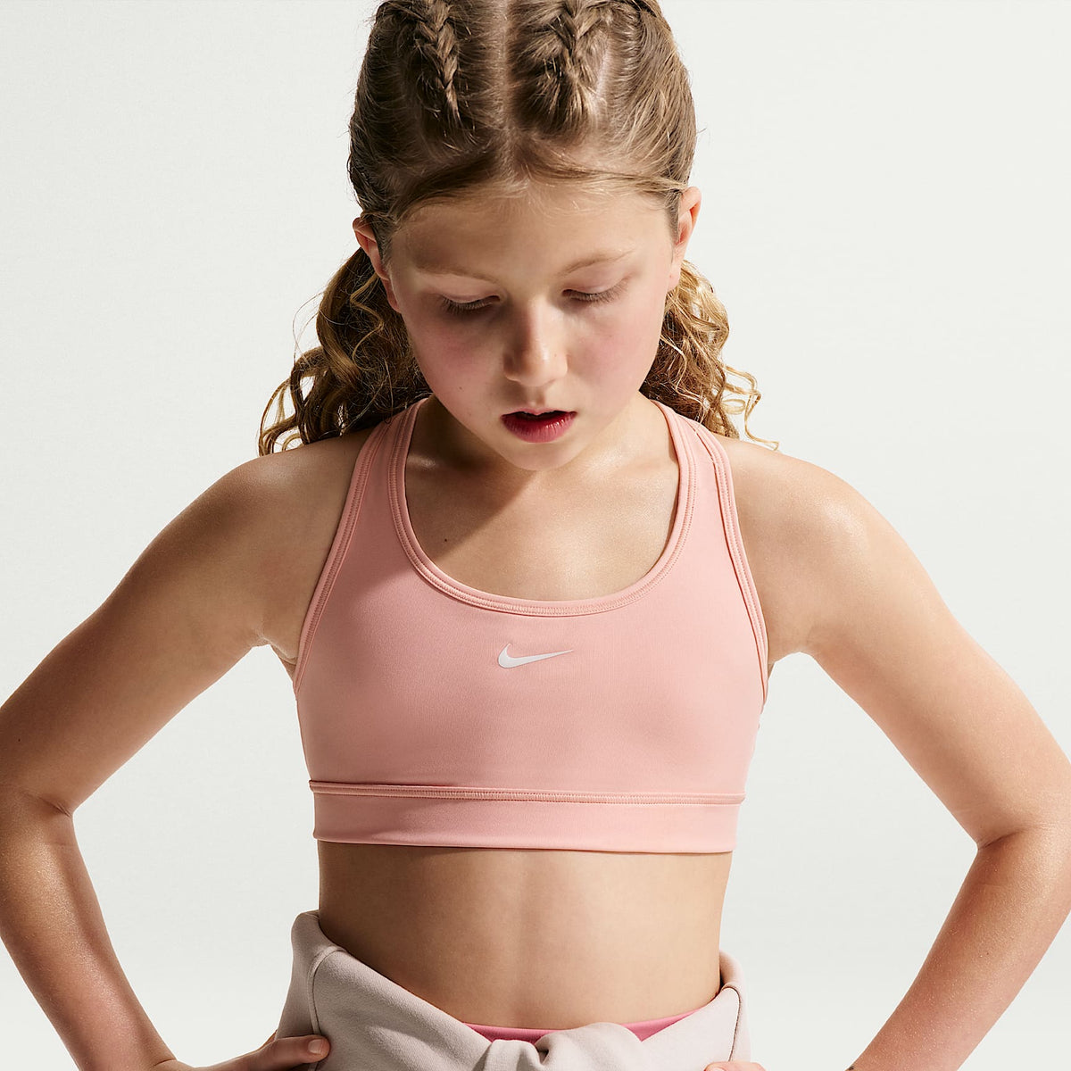 Bra deportivo para niña Nike Swoosh – Naranja ártico/Blanco – vista 1