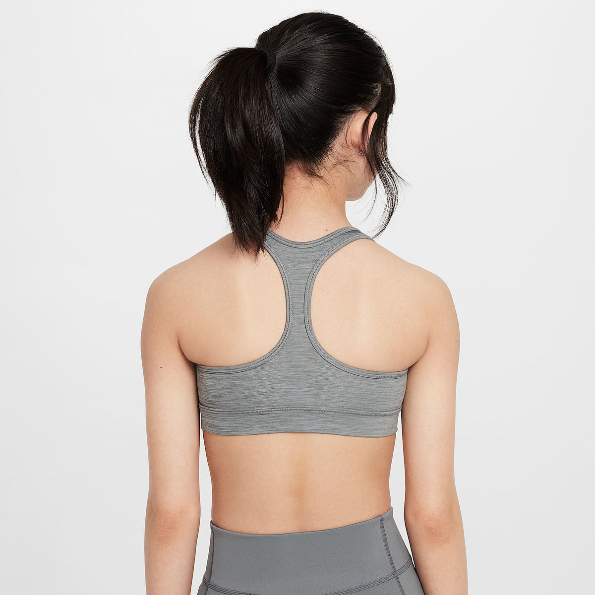 Bra deportivo para niña Nike Swoosh – Carbono jaspeado/Puro/Blanco – vista 2