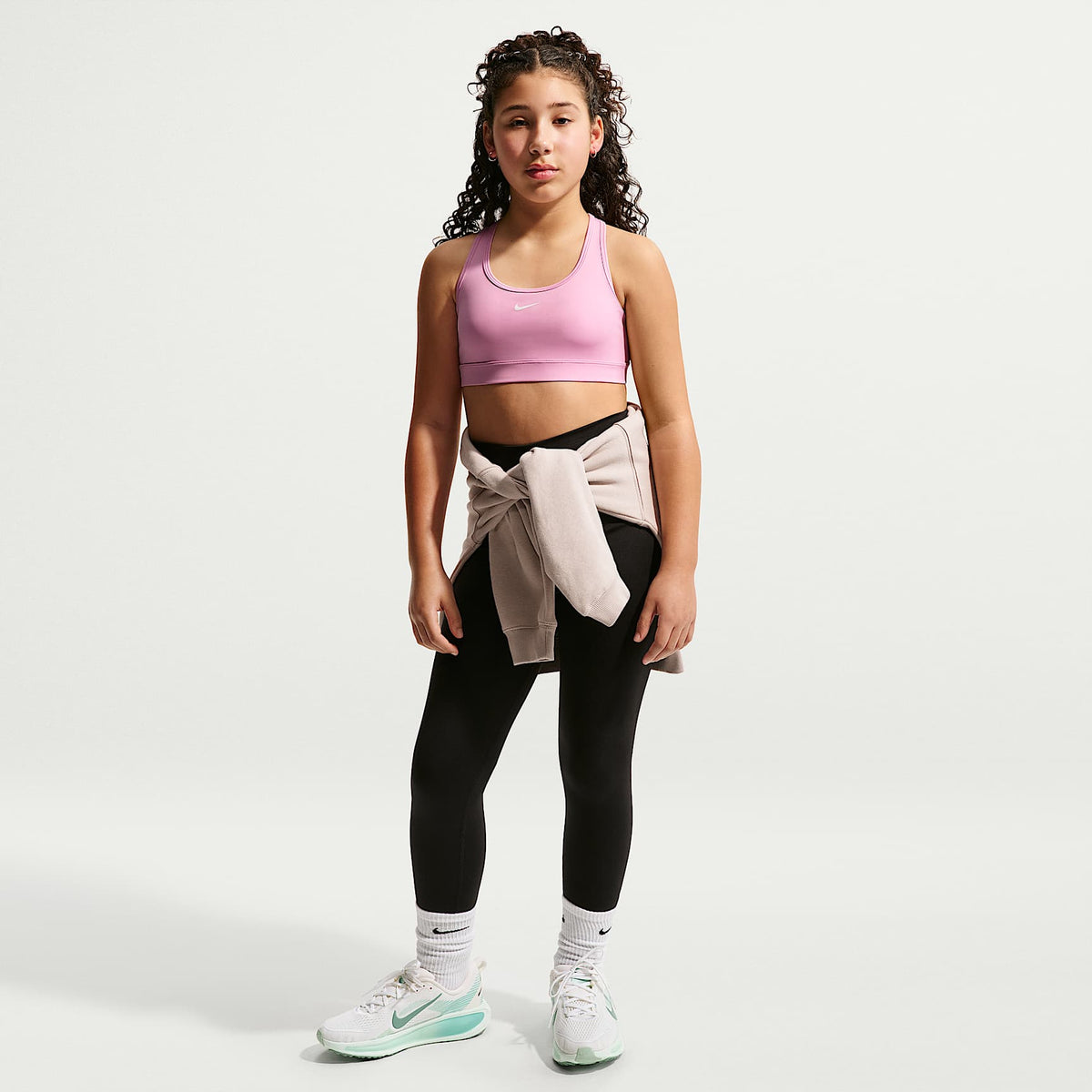 Bra deportivo para niña Nike Swoosh – Rosa amanecer/Blanco – vista 4