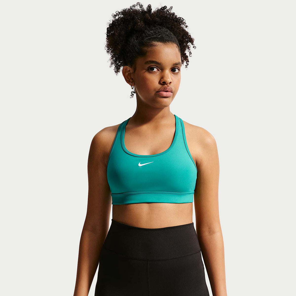Bra deportivo para niña Nike Swoosh – Energía/Blanco – vista 1