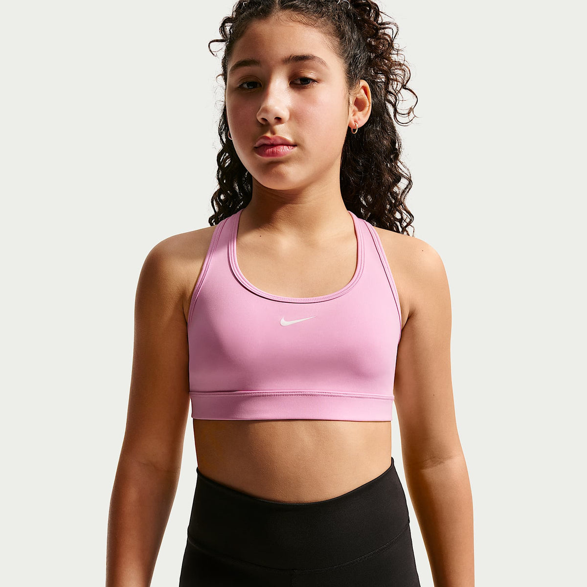 Bra deportivo para niña Nike Swoosh – Rosa amanecer/Blanco – vista 1