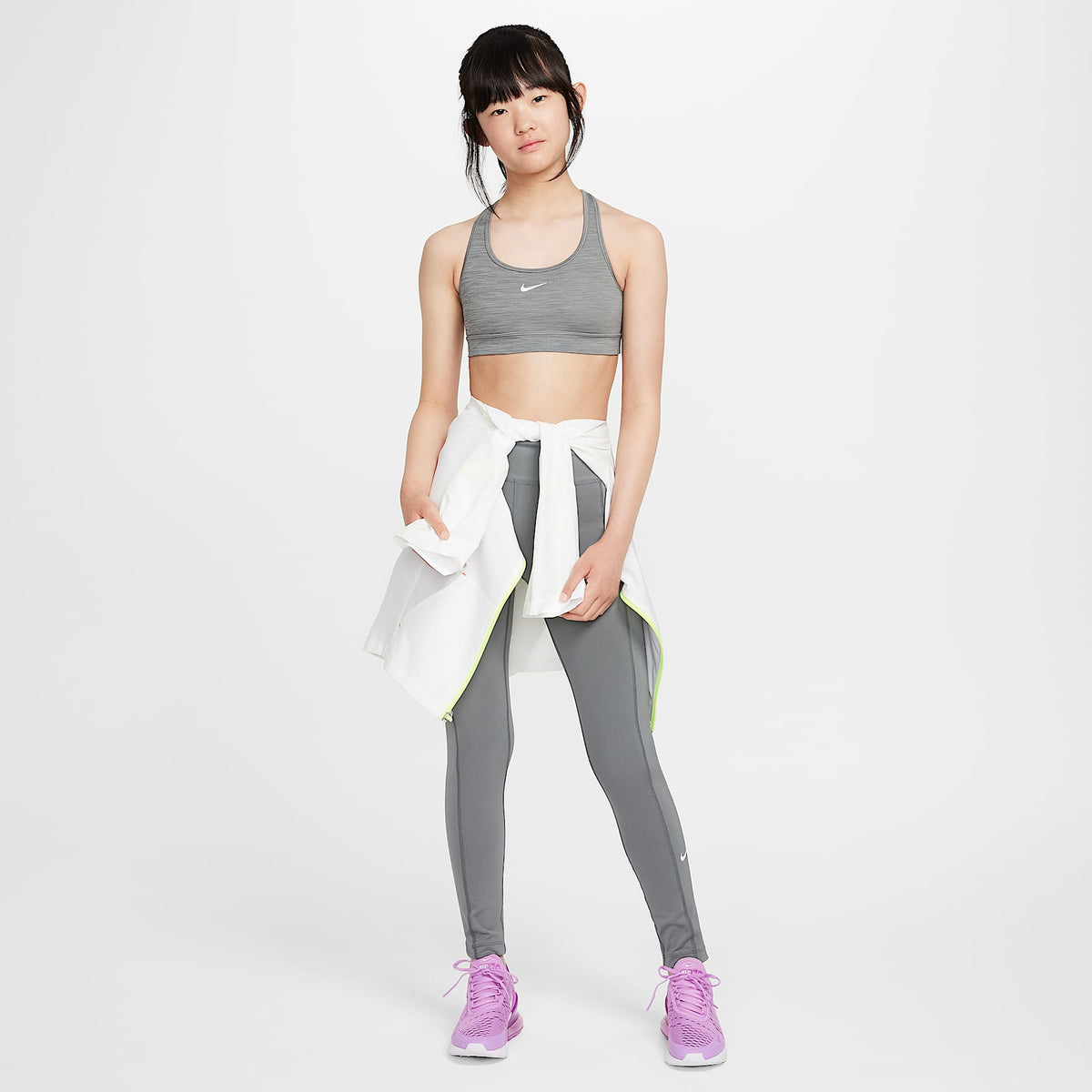 Bra deportivo para niña Nike Swoosh – Carbono jaspeado/Puro/Blanco – vista 5