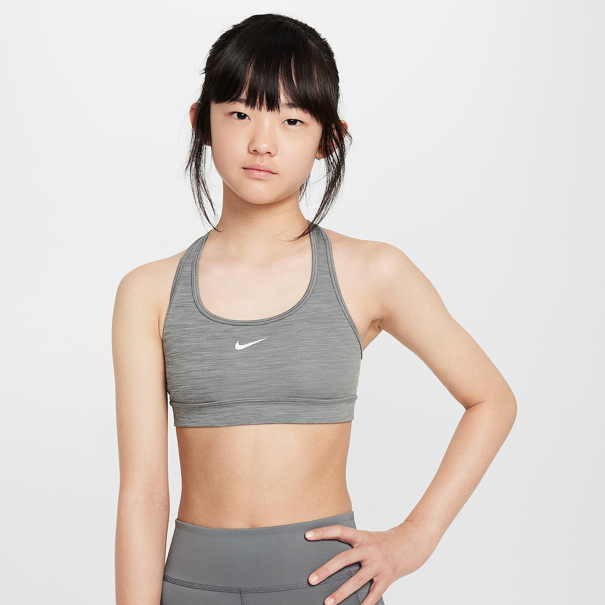 Bra deportivo para niña Nike Swoosh – Carbono jaspeado/Puro/Blanco – vista 1
