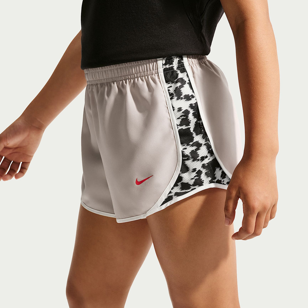Shorts Dri-FIT para niña talla grande Nike Tempo – Gris partícula – vista 3