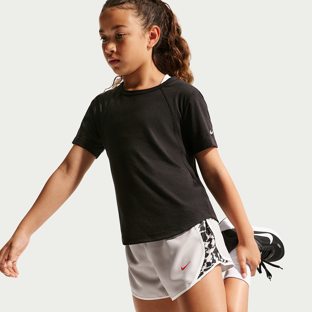 Shorts Dri-FIT para niña talla grande Nike Tempo – Gris partícula – vista 4