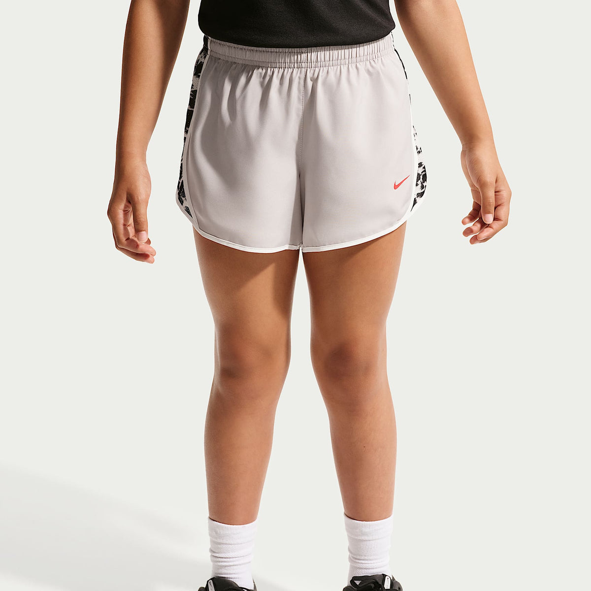 Shorts Dri-FIT para niña talla grande Nike Tempo – Gris partícula – vista 2