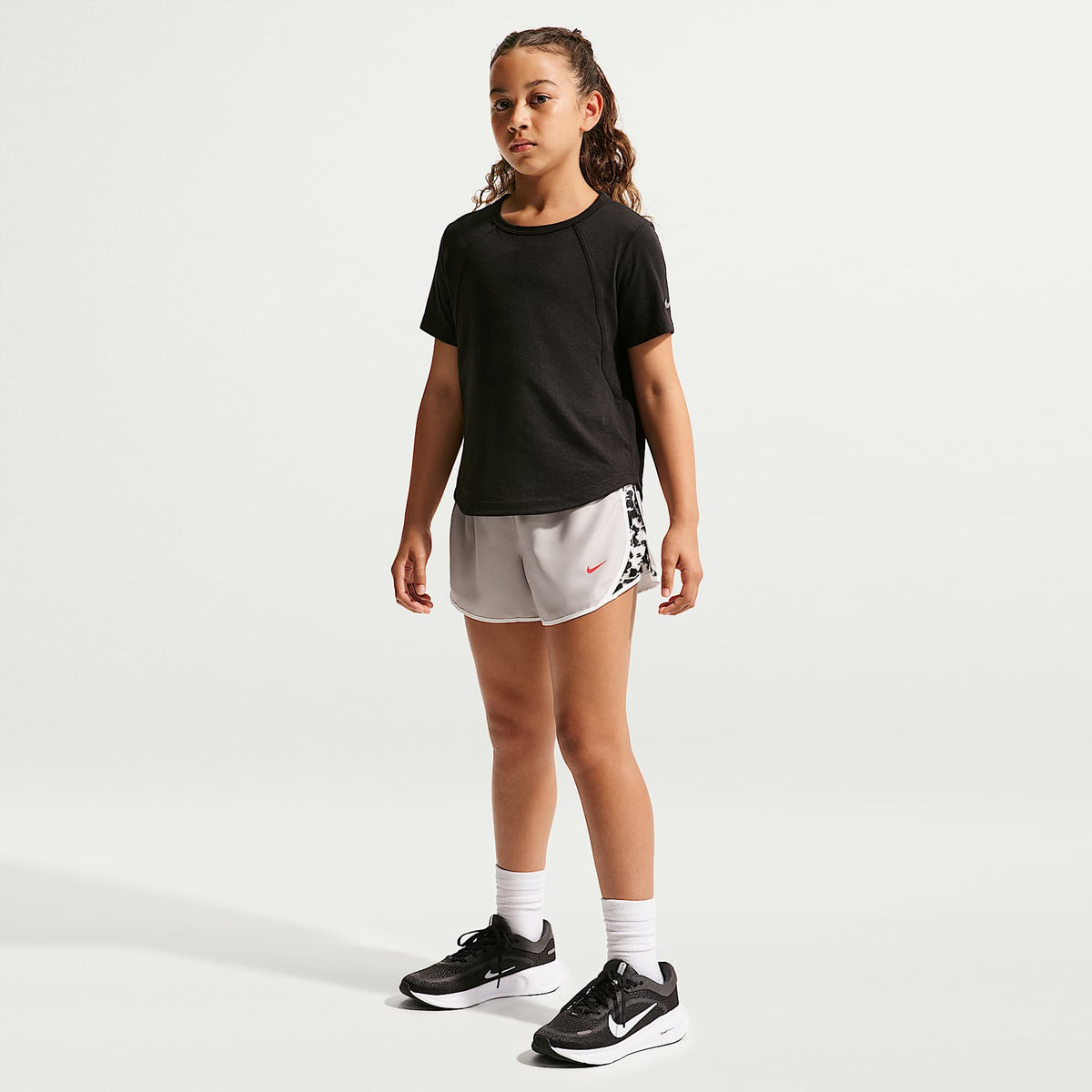 Shorts Dri-FIT para niña talla grande Nike Tempo – Gris partícula – vista 1