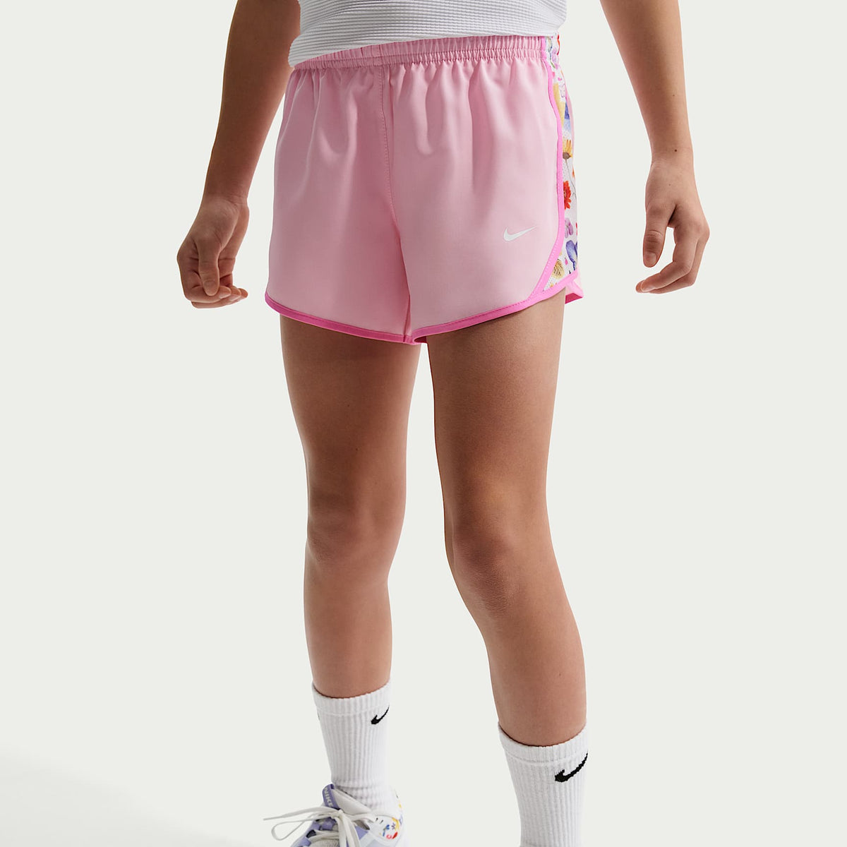 Shorts de correr Dri-FIT para niña talla grande Nike Tempo – Rosa suave medio/Rosa alegre/Blanco cumbre – vista 2